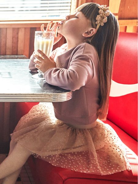 Mayoral Komplet bluza i spódniczka 4937 Różowy Regular Fit. Czerwone bluzy dziewczęce Mayoral, bez wzorów, z bawełny, bez ramiączek, bez kaptura. Za 109.99 zł.