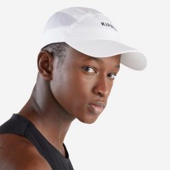 Czapka z daszkiem do biegania Kiprun V2. Białe czapki z daszkiem damskie KIPRUN, bez wzorów, z elastanu. Za 39.99 zł.