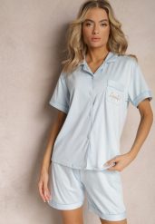 Jasnoniebieski Komplet Piżamowy z Krótką Koszulą z Napisem i Szortami Finetta. Niebieskie komplety bielizny Renee, bez wzorów, z satyny, bez ramiączek. Za 44.99 zł.