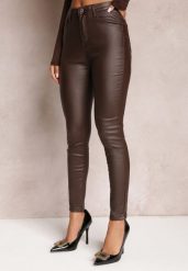 Brązowe Spodnie Skinny z Ekoskóry Zejomi. Brązowe rurki damskie Renee, bez wzorów, z jeansu, z podwyższonym stanem. Za 79.99 zł.