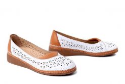COMFORTABEL 830445-03 weiss, półbuty damskie. Białe półbuty damskie Comfortabel, na lato, w ażurowe wzory, ze skóry, bez obcasa, bez zapięcia. Za 269.90 zł.