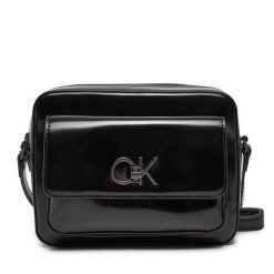 Torebka Calvin Klein. Czarne listonoszki damskie Calvin Klein, bez wzorów, bez dodatków. Za 259.99 zł.