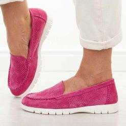 Fuksja ażurowe skórzane mokasyny damskie Vinceza 95360. Czerwone mokasyny damskie VINCEZA, na lato, z jeansu, z okrągłym noskiem, bez obcasa. Za 199.00 zł.