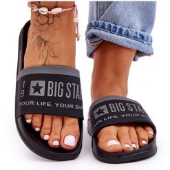 Damskie Lekkie Klapki Big Star LL274732 Czarne. Czarne klapki damskie bez wzorów, z gumy, bez obcasa, bez zapięcia. Za 125.58 zł.