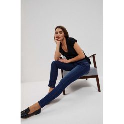 Jeansy push up ze średnim stanem granatowe. Niebieskie jeansy damskie MOODO, bez wzorów, z bawełny. W wyprzedaży za 41.99 zł.