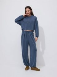 Krótka bluza z wiskozą - granatowy. Niebieskie bluzy damskie Reserved, l, bez wzorów, z dzianiny, bez kaptura. Za 89.99 zł.
