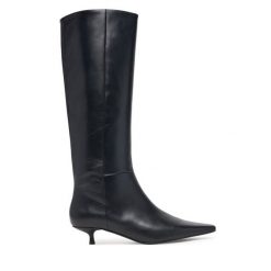 Kozaki Calvin Klein. Czarne kozaki damskie Calvin Klein, bez obcasa, na szpilce, bez zapięcia. Za 999.99 zł.