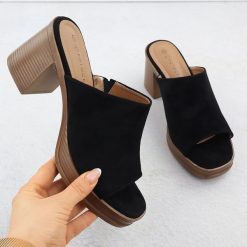 Klapki damskie zamszowe na słupku czarne Potocki 54309. Czarne klapki damskie POTOCKI, bez wzorów, z zamszu, bez obcasa, na słupku, bez zapięcia. Za 199.99 zł.