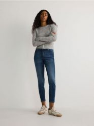Jeansy slim fit ze średnim stanem - niebieski. Niebieskie jeansy damskie Reserved. Za 99.99 zł.