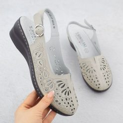 Skórzane sandały damskie ażurowe na koturnie beżowe T.Sokolski L26-27. Brązowe sandały damskie T.Sokolski, w ażurowe wzory, z materiału, bez obcasa, na koturnie, bez zapięcia. Za 179.99 zł.