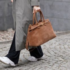 Shopperka zamszowa Solier FL41 Liv cappucino. Żółte torebki klasyczne damskie Solier, ze skóry, matowe, bez dodatków. Za 369.99 zł.
