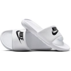 Klapki damskie Nike Victori One Slide. Białe klapki damskie Nike, bez wzorów, z materiału, bez obcasa, bez zapięcia. Za 139.99 zł.