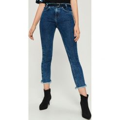 Jeansy Cropped flare z paskiem - Niebieski. Niebieskie jeansy damskie Sinsay. Za 89.99 zł.
