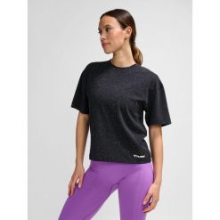 Koszulka damska Hummel MT Ultra Boxy. Czarne bluzki damskie Hummel, bez wzorów, z dżerseju, klasyczne, bez kołnierzyka, bez ramiączek. Za 148.00 zł.