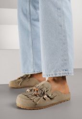 Zielone Klapki na Grubej Podeszwie z Frędzlami Klamrami i Koralikami Glysnell. Zielone klapki damskie Born2be, bez wzorów, z jeansu, bez obcasa, na płaskiej podeszwie, bez zapięcia. Za 109.99 zł.