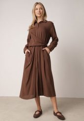 Brązowa Wiskozowa Sukienka Koszulowa z Marszczeniem i Guzikiem w Talii Lennatha. Brązowe sukienki damskie Born2be, bez wzorów, z materiału, eleganckie, bez ramiączek. Za 109.99 zł.