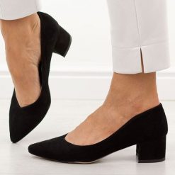 Czarne zamsz skórzane Polskie czółenka damskie na obcasie Prestige 2235/obl. Czarne czółenka damskie Prestige, bez wzorów, ze skóry, bez obcasa, na obcasie. Za 419.00 zł.