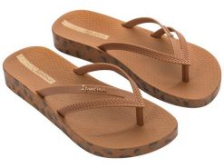 Klapki damskie japonki Ipanema Bossa Soft. Brązowe klapki damskie Ipanema, bez wzorów, z materiału, bez obcasa, bez zapięcia. Za 89.00 zł.