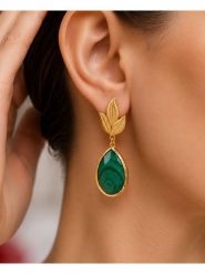 Pierres delicates Pozłacane kolczyki-wkrętki z tygrysim okiem rozmiar: onesize. Żółte kolczyki damskie Pierres delicates, pozłacane. Za 78.95 zł.