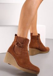 Brązowe Botki na Koturnie z Ozdobnym Paskiem Depetrissa. Brązowe botki damskie Renee, bez obcasa, na koturnie, bez zapięcia. Za 129.99 zł.