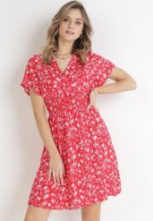 Czerwona Kwiecista Sukienka Mini z Wiskozy z Marszczoną Gumką w Pasie Catela. Czerwone sukienki damskie Born2be, bez wzorów, z wiskozy, bez ramiączek. Za 89.99 zł.