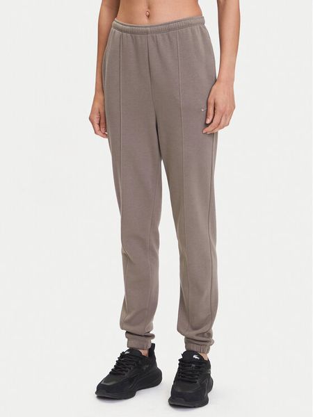 Nike Spodnie dresowe Chill Terry FN2434 Brązowy Regular Fit. Brązowe spodnie dresowe damskie Nike, l, bez wzorów, z dresówki. Za 259.99 zł.