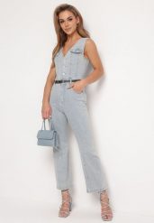 Jasnoniebieski Jeansowy Bawełniany Kombinezon Spodnie Dzwony z Klapami Zapinany na Suwak i Guziki Oxnelia. Niebieskie sukienki damskie Born2be, bez wzorów, z bawełny, eleganckie, bez ramiączek. Za 99.99 zł.