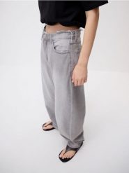 Jeansy balloon fit - jasnoszary. Szare jeansy damskie Reserved. W wyprzedaży za 89.99 zł.