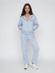 Spodnie dresowe wide leg z nadrukiem - błękitny. Niebieskie spodnie sportowe damskie Sinsay, l, bez wzorów, z dresówki. Za 39.99 zł.