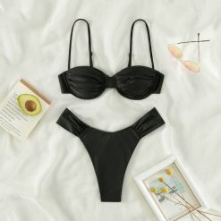 Strój kąpielowy bikini z regulowanym stanikiem i trójkątnymi figami Aleah. Zielone bikini Intica, bez wzorów, z materiału. W wyprzedaży za 139.00 zł.