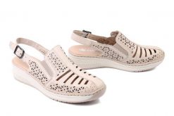 RIEKER 48763-60 beige, sandały damskie. Brązowe sandały damskie Rieker, w ażurowe wzory, bez obcasa, na koturnie, bez zapięcia. Za 359.90 zł.