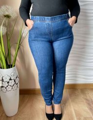 Jeansowe spodnie z wysokim stanem i zwężaną nogawką PLUS SIZE XXL. Spodnie materiałowe damskie Nasi partnerzy, bez wzorów, z bawełny, krótkie. Za 199.90 zł.