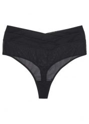 Stringi z wysokim stanem. Czarne stringi bonprix, bez wzorów. Za 52.99 zł.