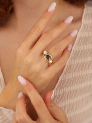 L'Atelier de Gaia Pozłacany pierścionek z lapis lazuli i perłami rozmiar: onesize. Białe pierścionki damskie L'Atelier de Gaia, z lazurytem, pozłacane. Za 52.42 zł.