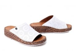 MANITU 900185-03 weiss, klapki damskie. Białe klapki damskie Manitu, bez wzorów, ze skóry, bez obcasa, na koturnie, bez zapięcia. Za 269.90 zł.