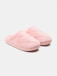 Pluszowe kapcie z pikowaniem i motywem kokard - różowy. Czerwone kapcie damskie Sinsay. Za 25.99 zł.