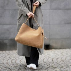 Shopperka zamszowaSolier FL39 Maya beżowa. Brązowe torebki klasyczne damskie Solier, z jeansu, na ramię, zamszowe, bez dodatków. Za 399.00 zł.