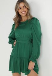 Zielona Sukienka Taliowana z Falbanami Klasino. Zielone sukienki damskie Born2be, z aplikacjami, z zamszu, bez ramiączek. W wyprzedaży za 135.99 zł.