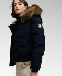 Superdry Kurtka Bomber Everest z Kapturem Slim z Sztucznym Futrem. Niebieskie kurtki damskie Superdry, bez wzorów, z nylonu, z kapturem. Za 825.35 zł.