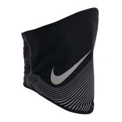 Komin Nike Thera Fit Neckwarmer 2.0. Czarne kominy damskie Nike, bez wzorów. Za 149.99 zł.