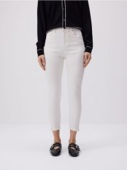 Jeansy slim push up - biały. Białe jeansy damskie Reserved, z podwyższonym stanem. Za 89.99 zł.