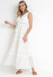 Biała Koronkowa Sukienka Maxi z Głębokim Dekoltem i Ozdobnym Wiązaniem Nohia. Białe sukienki damskie Born2be, w ażurowe wzory, z koronki, bez ramiączek. W wyprzedaży za 152.99 zł.
