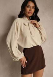 Beżowa Bluzka Ozdobiona Wiązaniem i Plisowanymi Rękawami Jenowena. Brązowe bluzki damskie Renee, bez wzorów, z jeansu, eleganckie, bez kołnierzyka, bez ramiączek. Za 74.99 zł.