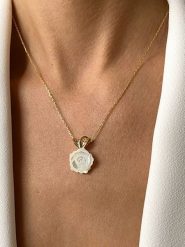 Les Petites Précieuses Pozłacany naszyjnik z elementem ozdobnym - dł. 40 cm rozmiar: onesize. Białe naszyjniki damskie Les Petites Précieuses, z perłą, pozłacane. Za 162.11 zł.