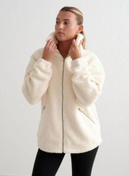 Damska kurtka ocieplana polarem, oversize'owa, rozpinana Pile Jacket migdałowa. Białe kurtki damskie Aim'n, xl, bez wzorów, z materiału, bez kaptura. Za 593.00 zł.