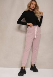 Jasnofioletowe Spodnie Dresowe Ocieplone z Bawełny High Waist Ozdobione Aplikacją Rianila. Fioletowe spodnie dresowe damskie Renee, l, z aplikacjami, z bawełny. Za 54.99 zł.