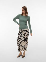 Vero Moda Koszulka w kolorze zielonym rozmiar: M. Zielone bluzki damskie Vero Moda, m, bez wzorów, z bawełny, bez kołnierzyka, bez ramiączek. Za 69.99 zł.