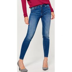 Jeansy regular skinny - Niebieski. Niebieskie jeansy damskie Mohito. Za 109.99 zł.