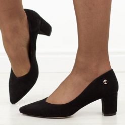 Czarne zamszowe skórzane Polskie czółenka damskie na słupku Prestige 2105 OBL. Czarne czółenka damskie Prestige, bez wzorów, ze skóry, bez obcasa, na słupku. W wyprzedaży za 389.67 zł.