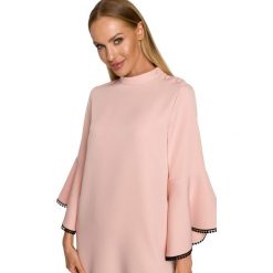 Elegancka sukienka trapezowa z bufiastymi rękawami z falbanami pudrowa. Sukienki damskie MOE, bez wzorów, eleganckie, bez ramiączek. Za 259.00 zł.